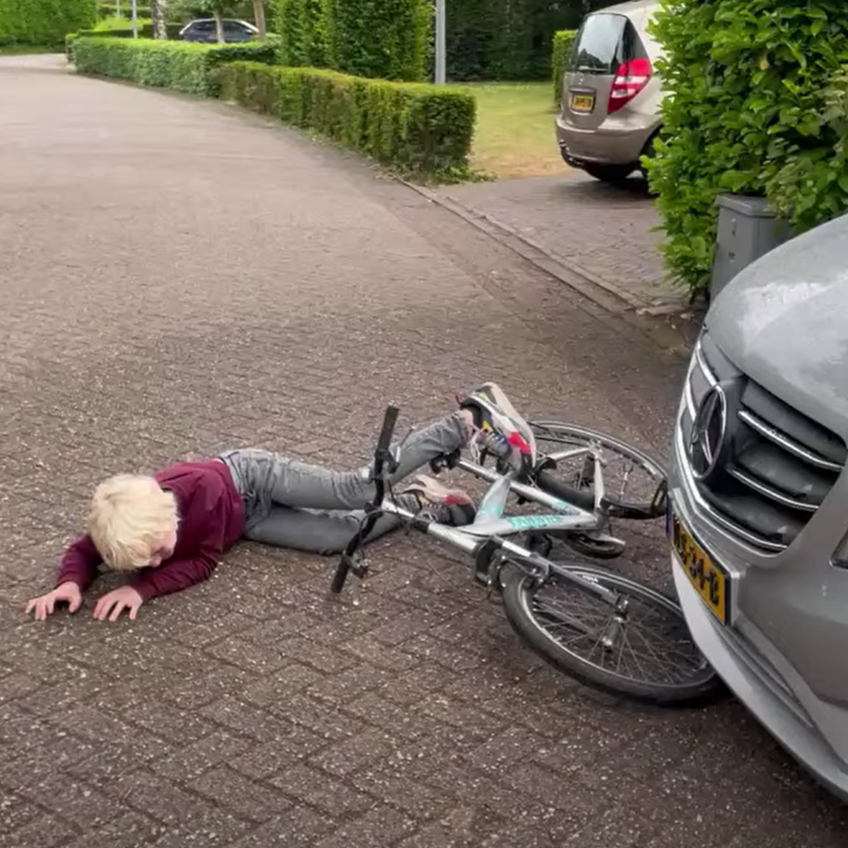 West-fiets-onder-de-auto-1
